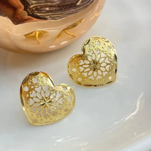 Brinco Dourado Coração Trabalhado Vazado