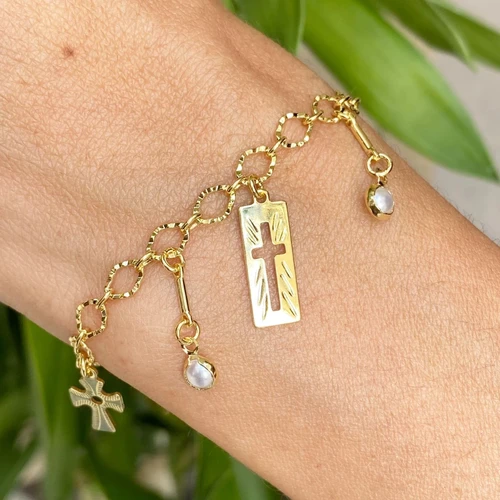 Pulseira Dourada Plaquinha Cruz Pingentes Pérola